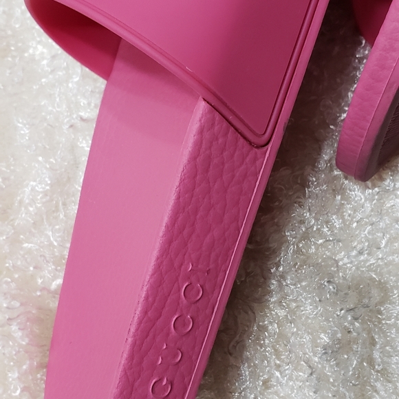 Gucci Fuschia Pool Slide - Picture 5 of 10
